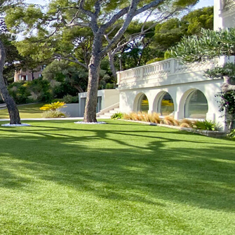 Grand jardin arboré en gazon synthétique