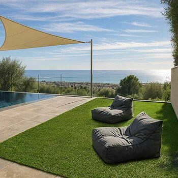 Magnifique terrasse en pelouse synthétique vue mer avec coin détente - fatboy - voile d'ombrage