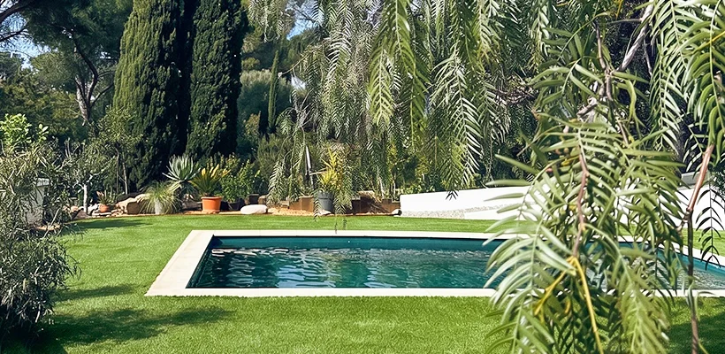 Pose et achat de gazon synthétique à Nice avec Azurio 1 Pelouse synthétique posée en contour de piscine dans le 06 - Nice
