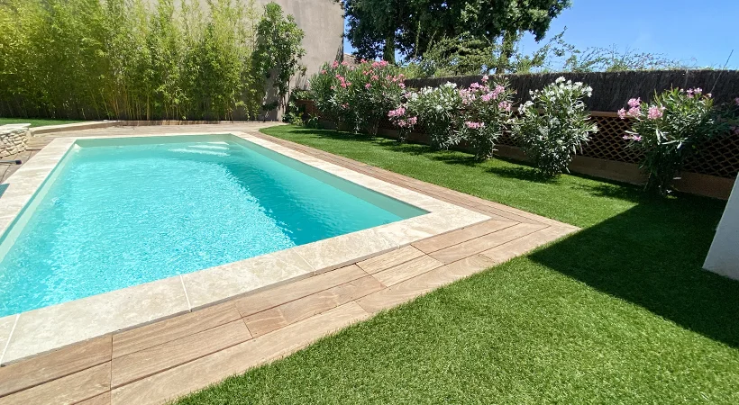 Gazon synthétique à Marseille : Fabricant français, pose et livraison dans le 13 4 Contours de piscine en bois et faux gazon