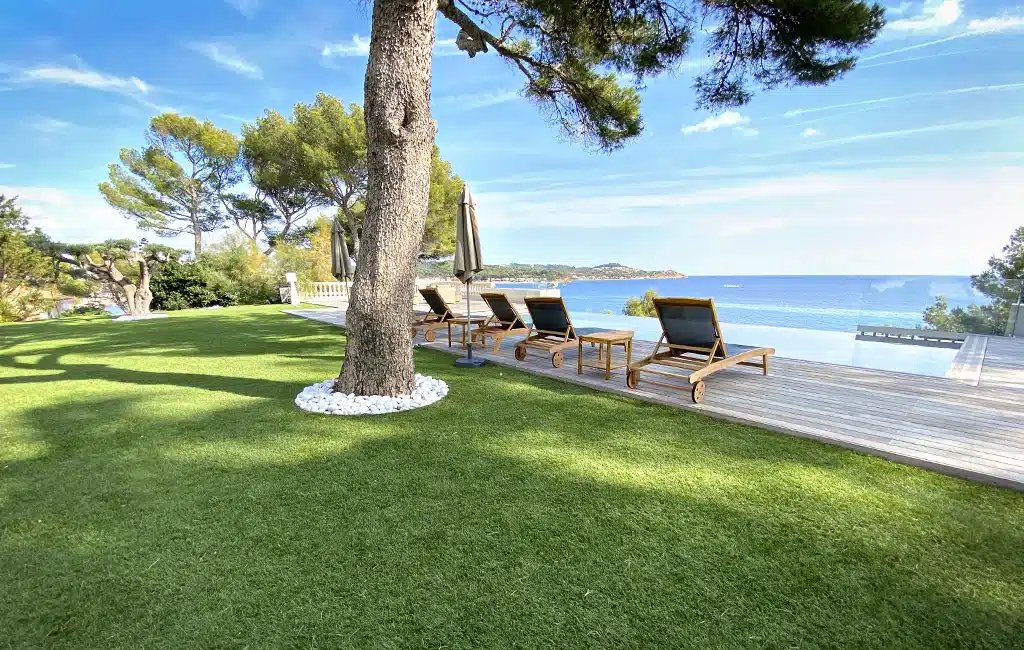 Espace extérieur avec gazon synthétique et piscine vue mer à Toulon