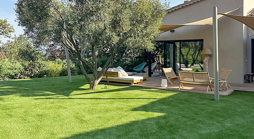 Gazon synthétique à Marseille : Fabricant français, pose et livraison dans le 13 1 jardin en pelouse artificielle à Marseille