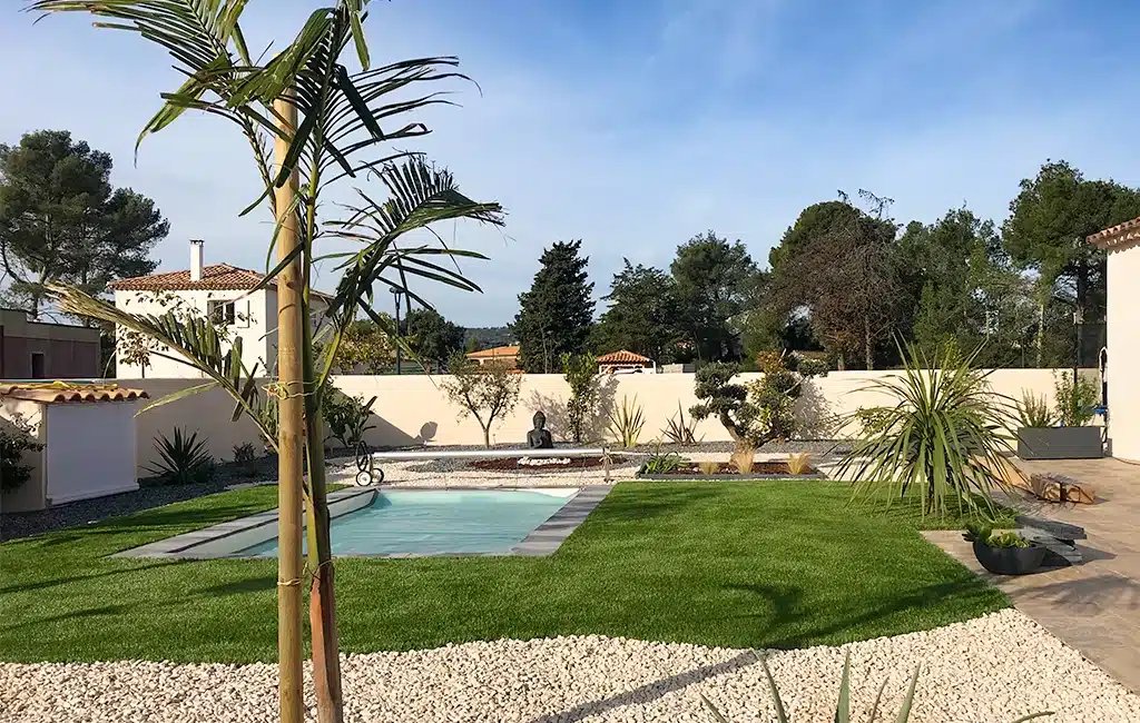 Contours de piscine en pelouse artificielle dans le Vaucluse