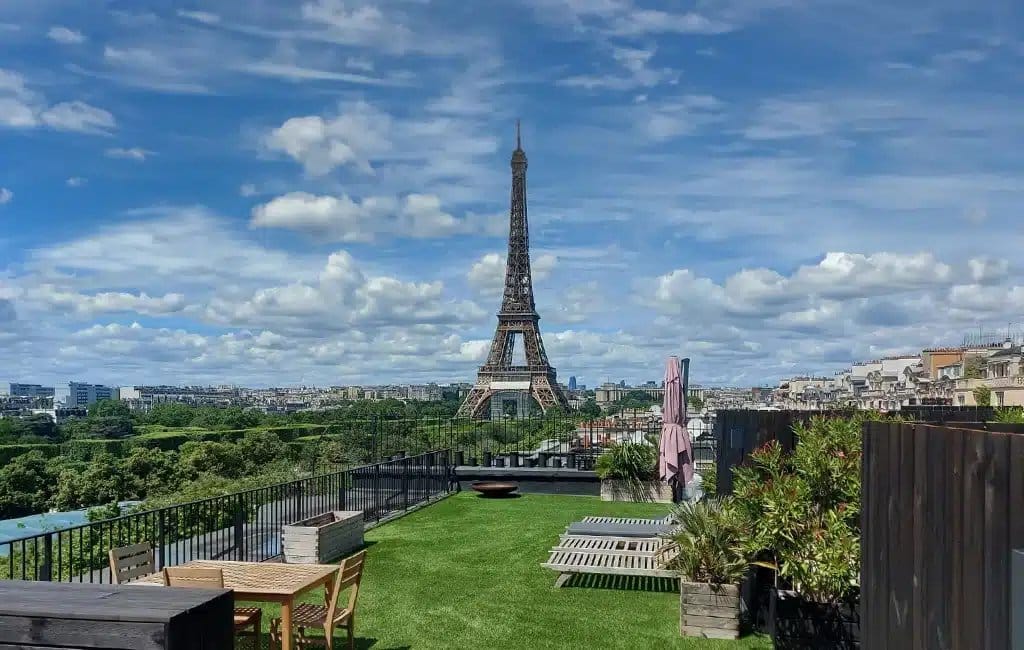 Terrasse en pelouse synthétique à Paris avec vue sur la tour Eiffel