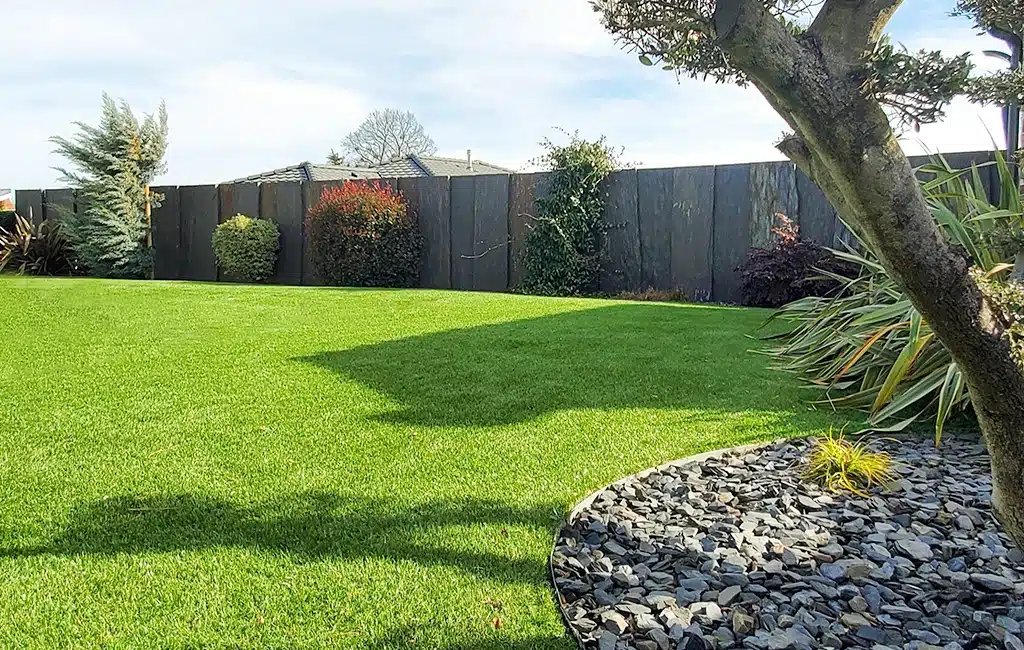 Jardin à Lille avec gazon synthétique et bordure en acier