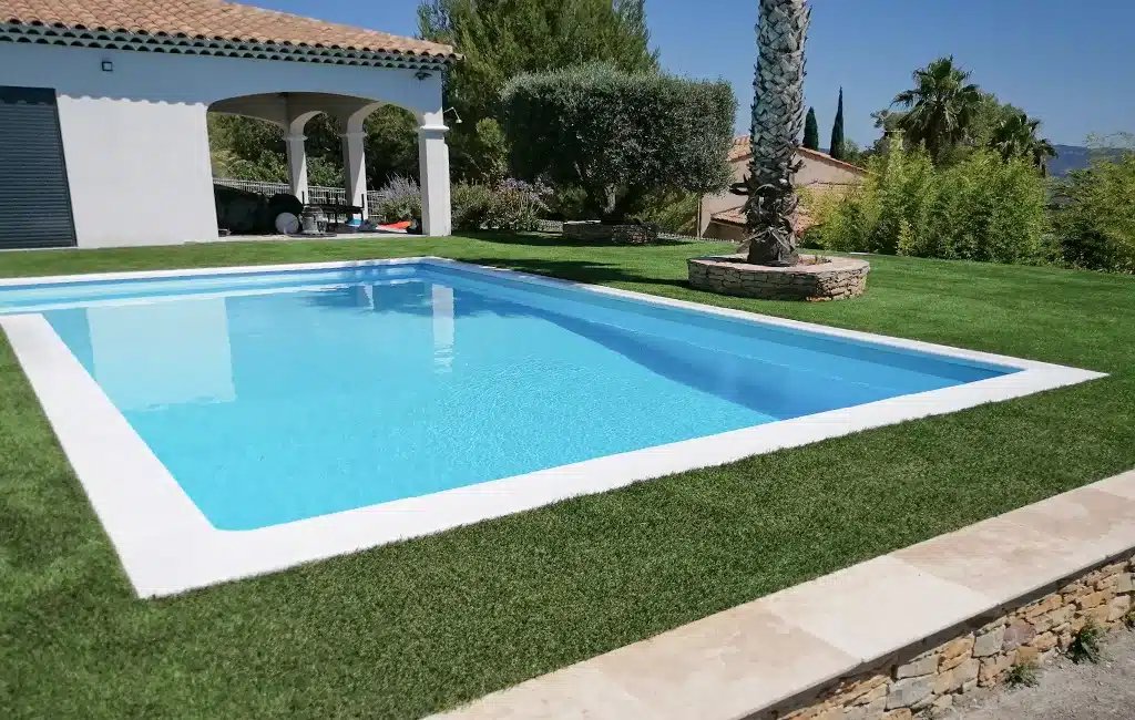 Contours de piscine en gazon synthétique à Nîmes