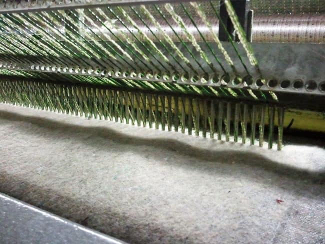 Comprendre une fiche technique de gazon synthétique 2 Comme dans l'industrie textile, l'herbe artificielle est piquée sur une trame tissée