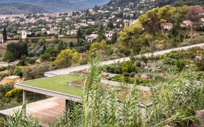 Toiture : végétaux naturels ou gazon synthétique ? 2 ce toit mêle gazon synthétique et végétaux naturels