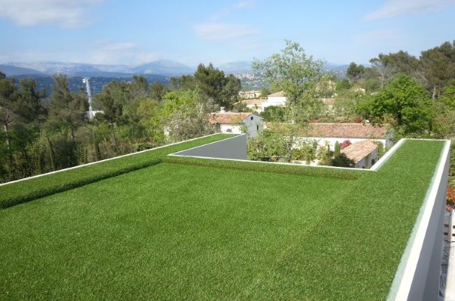 Toiture : végétaux naturels ou gazon synthétique ? 4 Une fois étanches, les toits se recouvrent facilement de pelouse synthétique
