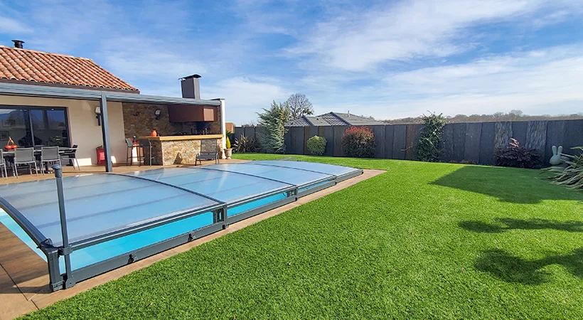 Gazon synthétique à Toulouse : Où acheter et par qui faire poser ? 1 tour de piscine en pelouse synthétique avec un grand jardin
