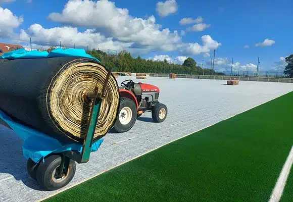 Le gazon synthétique pour le football 6 Rouleau de gazon synthétique football - Installation