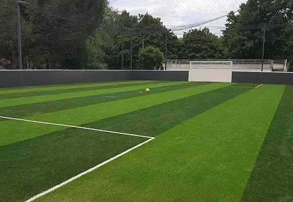 Le gazon synthétique pour le football 9 Stade de foot 5 vs 5 en fausse pelouse