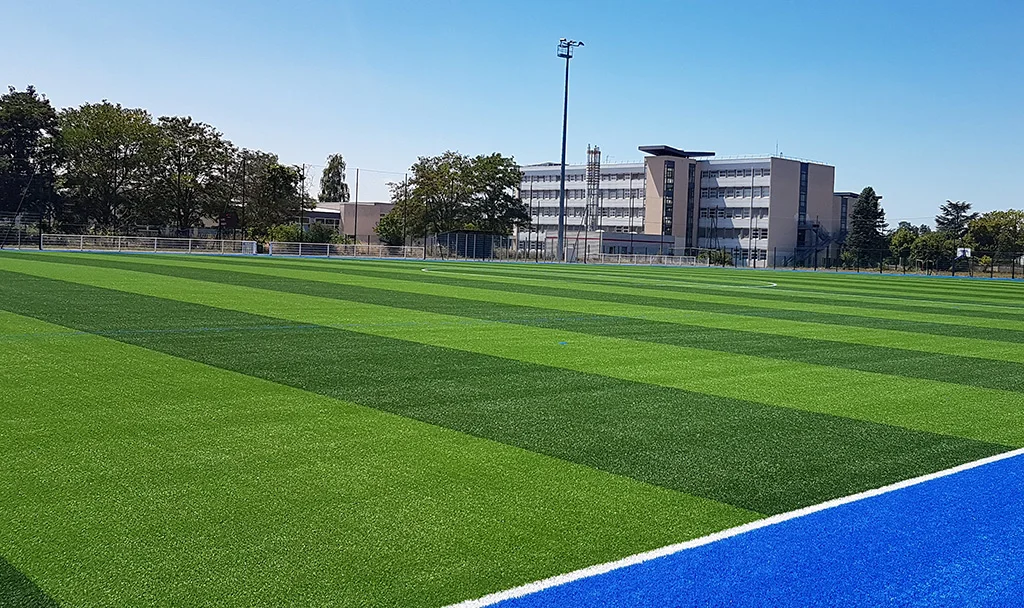 Terrain de football réalisé en gazon synthétique
