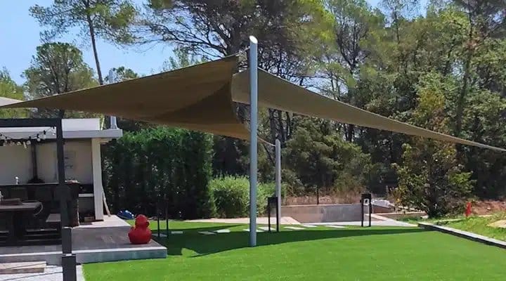 Le gazon synthétique chauffe t-il au soleil ? 1 Gazon synthétique protégé du soleil grâce à des voiles d'ombrage