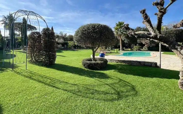Sècheresse : Aménagez un jardin sans eau 2 De grands jardins économiques grâce au gazon synthétique