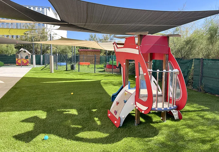 Une pelouse artificielle installée dans une aire de jeux pour enfants