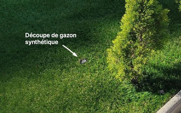 Gazon synthétique : faut-il dire adieu à votre arrosage automatique 2 Découpe de gazon synthétique autour d'une buse d'un arrosage automatique