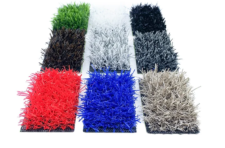 Gazon synthétique classé feu : normes, réglementation et usages 4 Échantillons de pelouses artificielles de couleurs classées feu